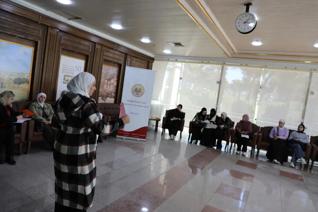 وفد طلابي من كلية الأميرة عالية يزور دائرة المكتبة الوطنية