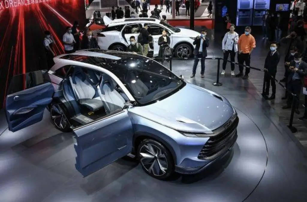صراع عجلات المستقبل.. كيف سحبت BYD الصينية البساط من تحت تسلا خلال 2022؟