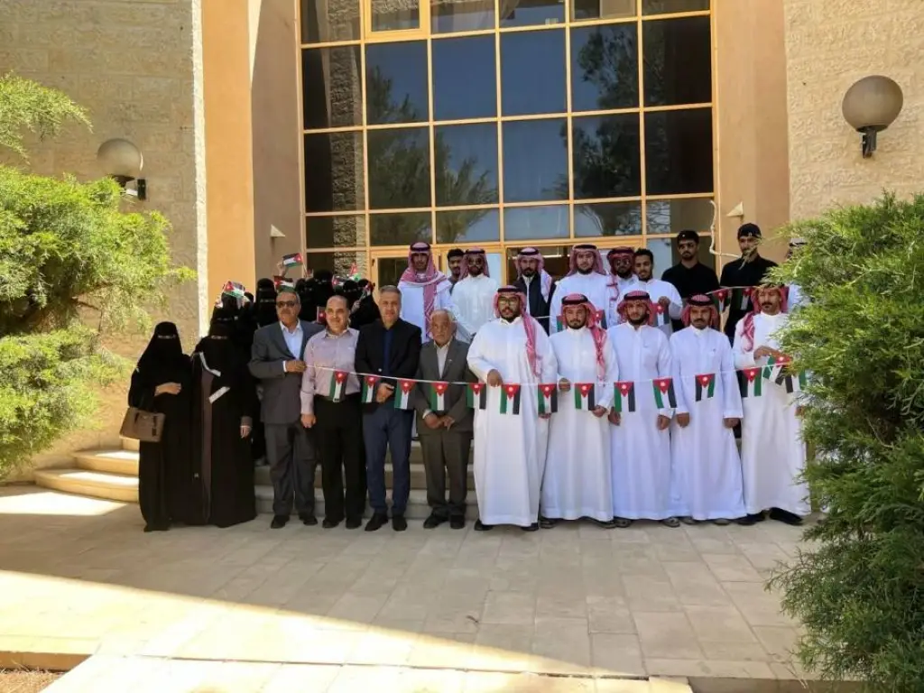 الطلبة السعوديون في جامعة الحسين بن طلال يشاركون في احتفالات يوم العلم الأردني