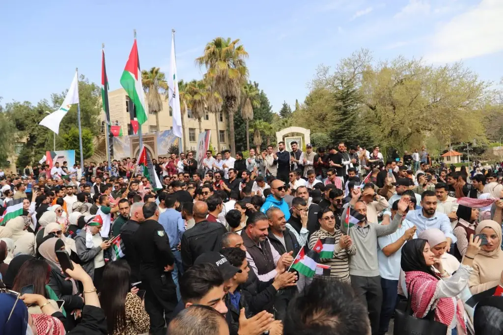 جامعة جامعة البلقاء التطبيقية تكتب لوحة وفاء للوطن في يوم العلم الأردني