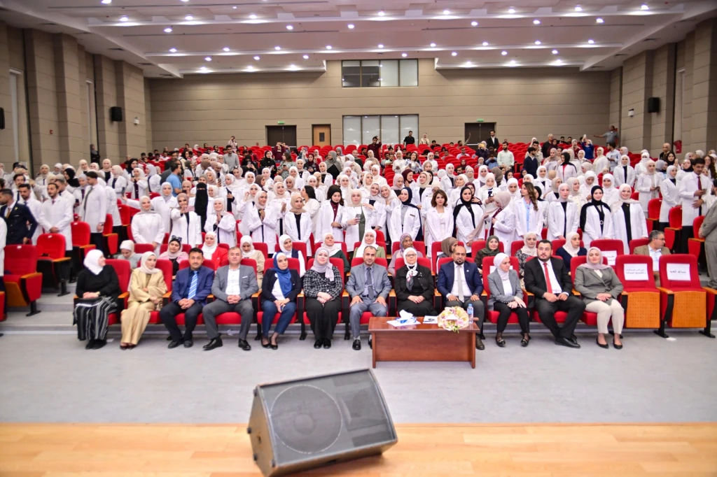 خريجو العلوم الصيدلانية في الهاشمية يؤدون قسم المهنة إيذانًا بانطلاق مسيرتهم المهنية