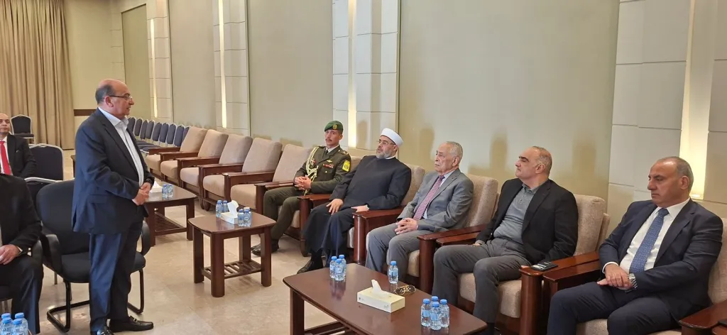 مندوبا عن الملك وولي العهد... العيسوي يعزي آل أبو شرخ وعشيرة الصمادي
