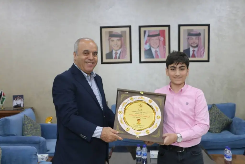 التربية تكرم طالبا شارك ببحث علمي في فيزياء الجزيئات