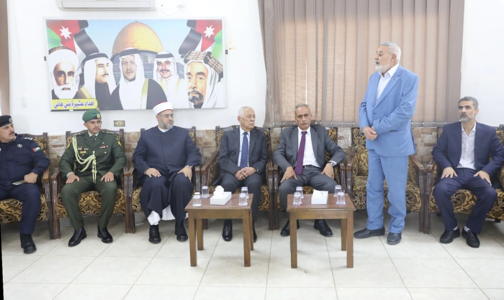 مندوبا عن الملك وولي العهد.. العيسوي يعزي عشيرة بني هاني