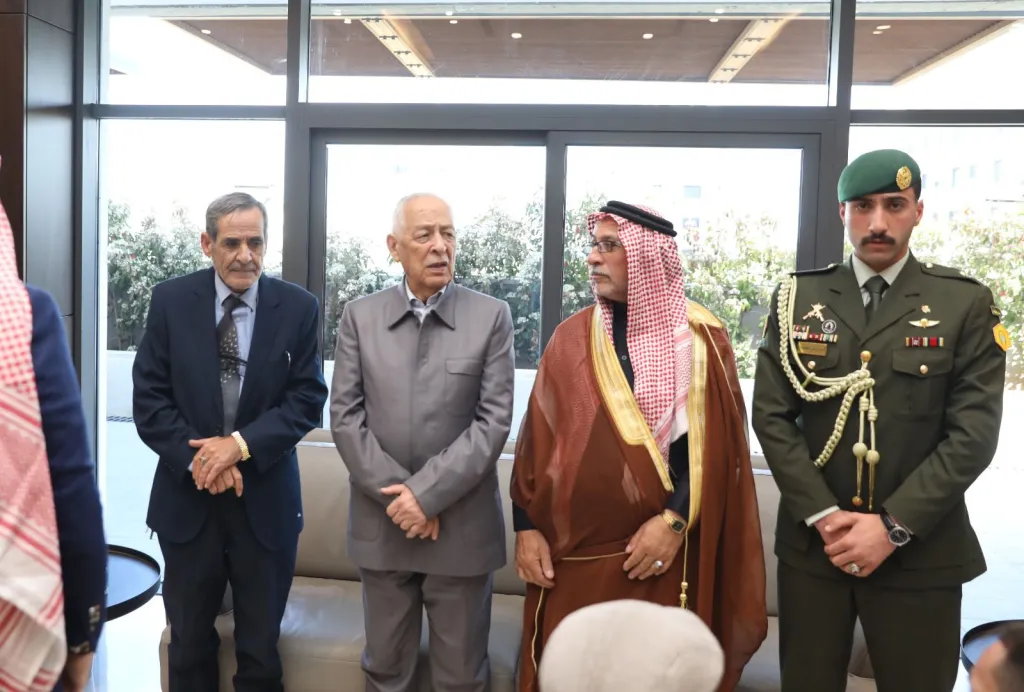 مندوبا عن الملك وولي العهد ..رئيس الديوان الملكي يعزي إل إرشيد وعشيرتي الحديد والمجالي