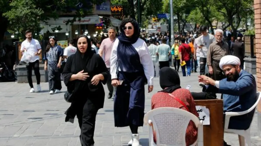 تقرير: الحياة تعود إلى طبيعتها في طهران