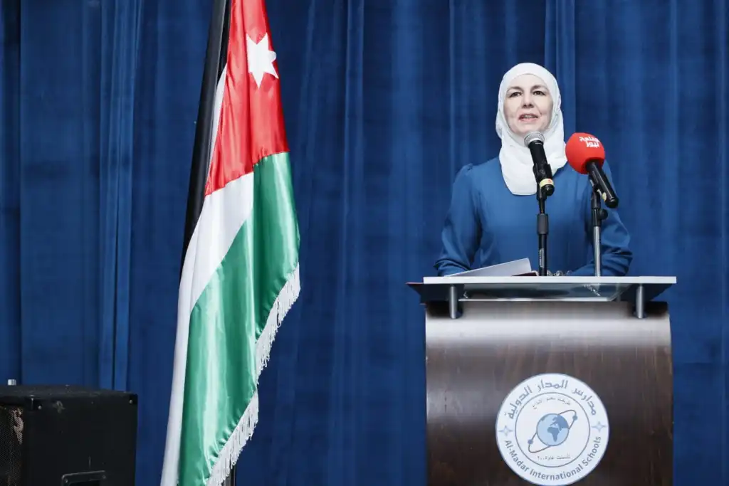 ساندرا أبزاخ مديرة روضة مدارس المدار الدوليةقيادة تربوية وركيزة أساسية في النجاح والسمعة الطيبة