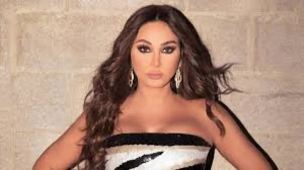 اليسا تتعثر على المسرح وتتعرض للإصابة في قدمها
