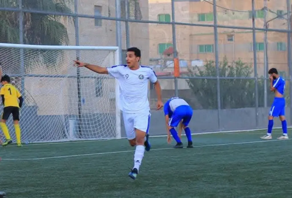 أنس عياش موهبة كروية ولدت في ملاعب السلط وصقلت في برشلونة .. رحلة من الوسط إلى الهدف ..