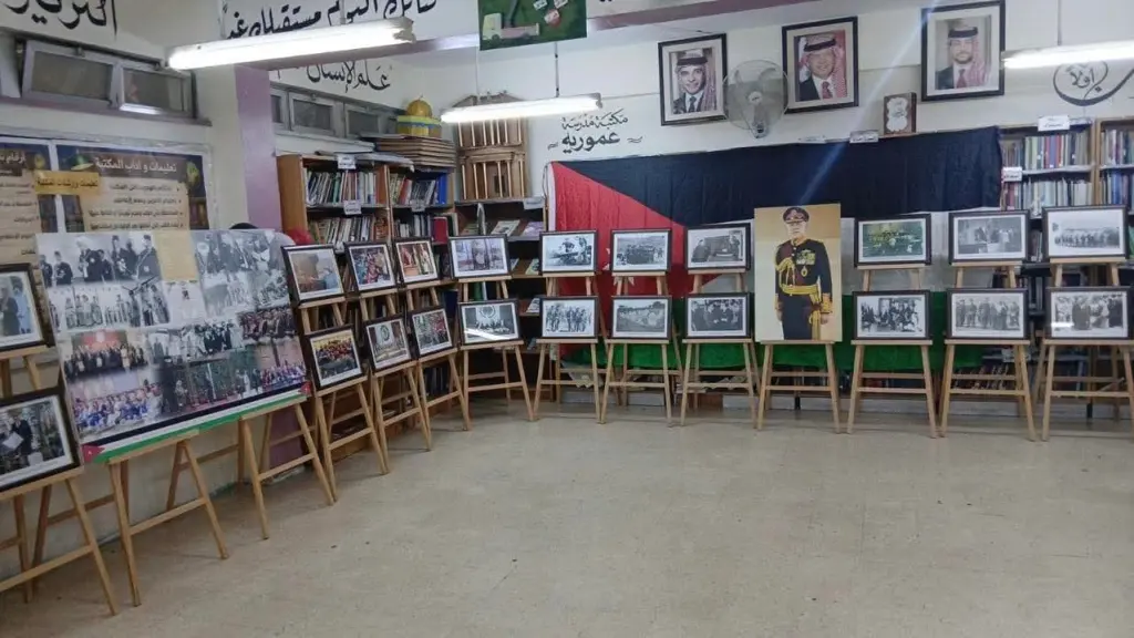 المكتبة الوطنية تقيم معرض الصور الوثائقية والكتب في مدرسة عمورية الأساسية المختلطة لتعزيز الثقافة الوطنية لدى الطلبة