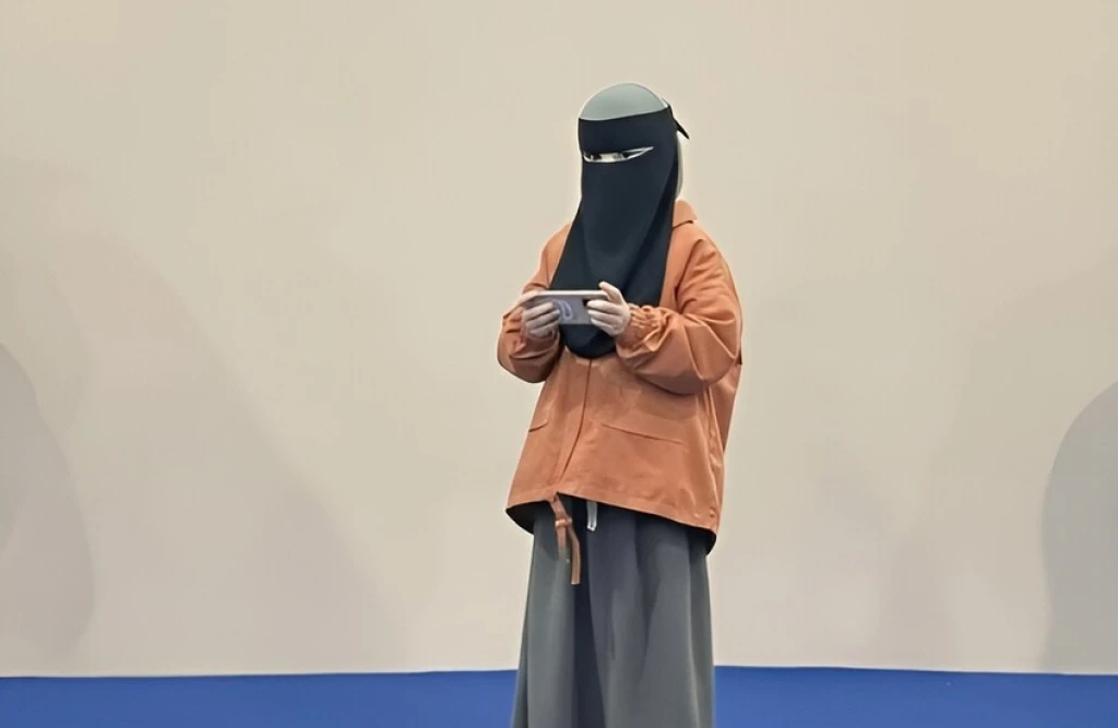 طفلة روسية تسرق الأضواء وتثير ضجة في معرض القاهرة للكتاب