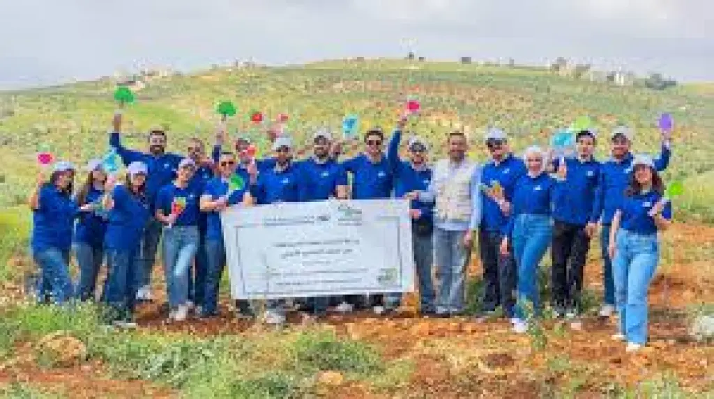 التجاري الأردني يزرع الأشجار المثمرة في يوم الأرض العالمي