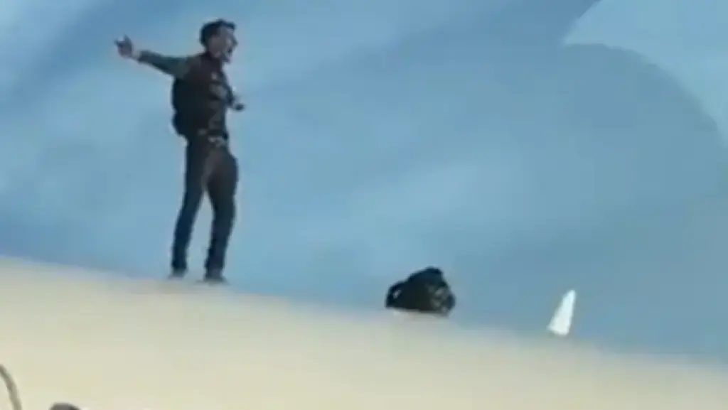 رجل يصعد على سطح طائرة ويؤخر الرحلة ساعتين