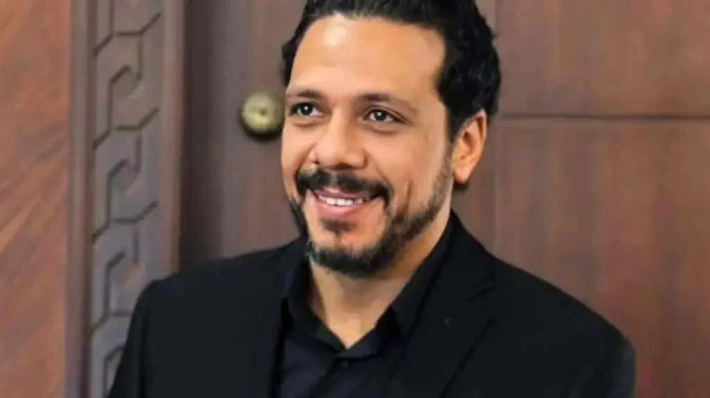 حمزة العيلي: المسرح التجريبي مساحة لاكتشاف الجديد وكسر القوالب التقليدية