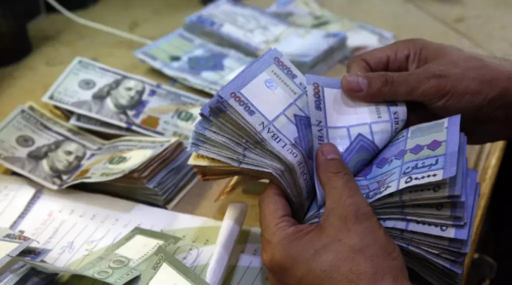 شاب عربي يعثر على كنز مخبأ في مكان غير متوقع (فيديو)