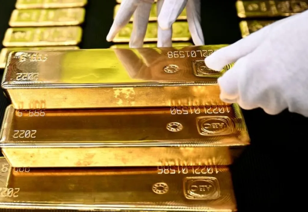الذهب يهبط مع صعود النفط والدولار