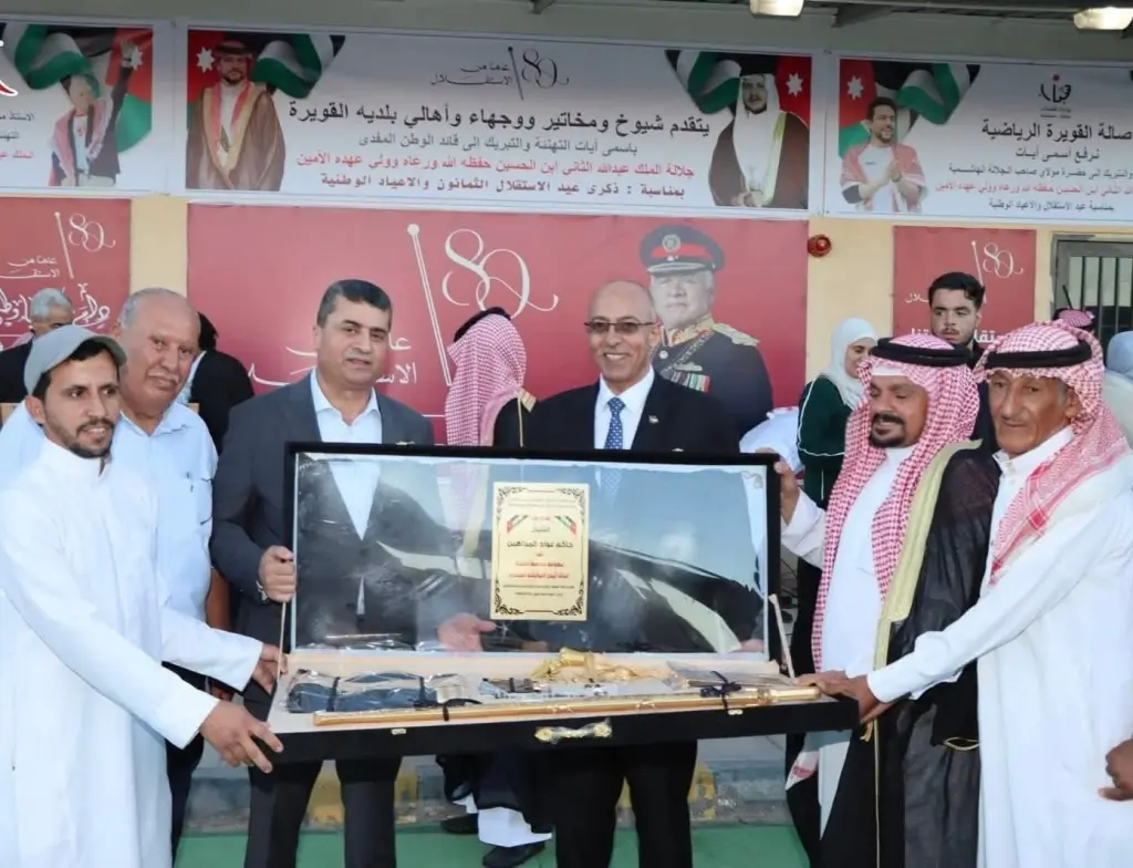 الشيخ حاكم عواد المداهين يقدّم الدروع التكريمية في احتفال بلدية القويرة بالذكرى الثمانين لاستقلال المملكة