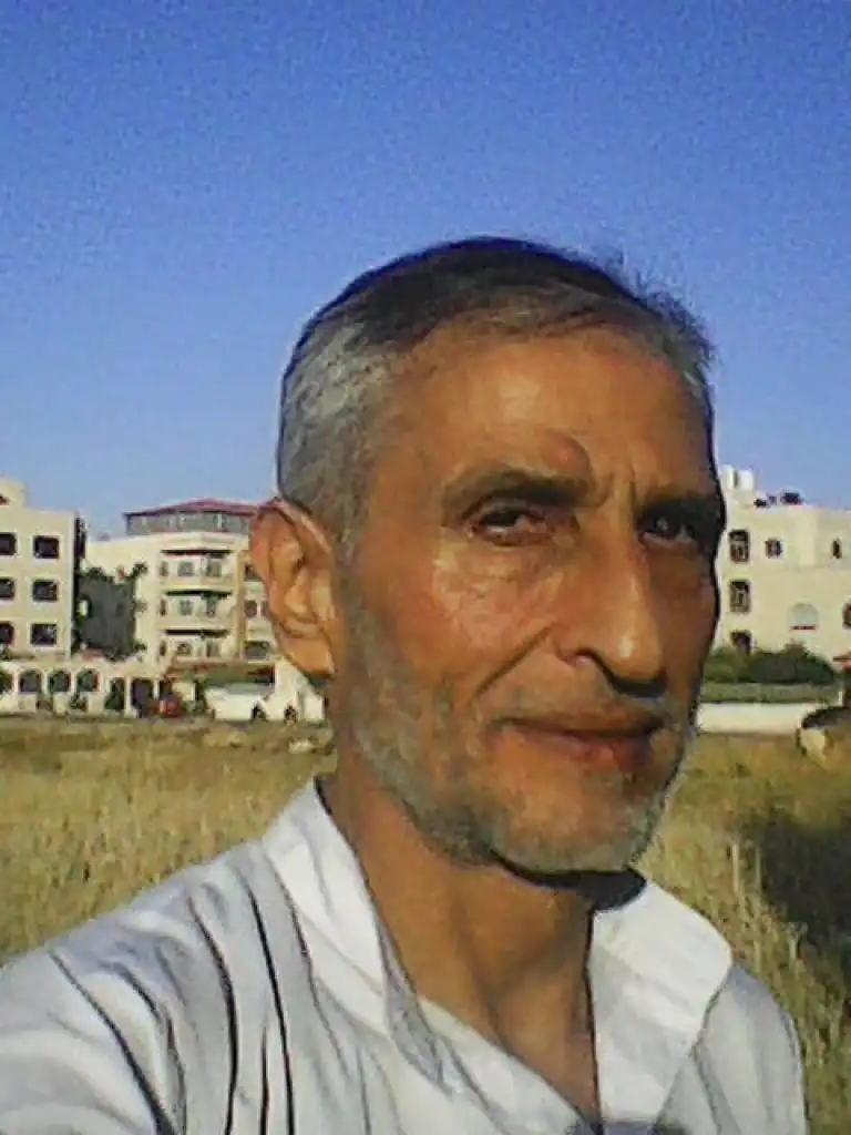 بين المُضَحّي ... والمُضَحِّك !