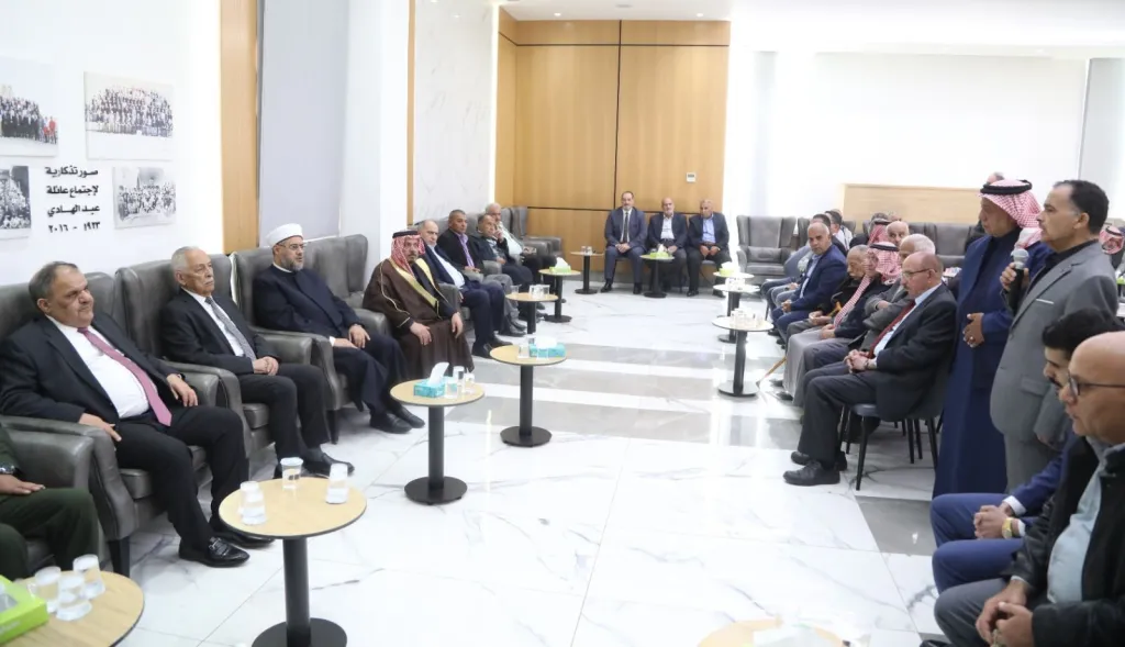 مندوبا عن الملك وولي العهد.. العيسوي يعزي الطراونة والصعوب