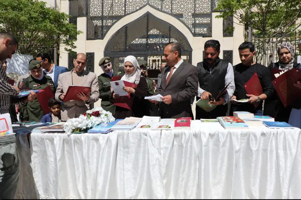 دائرة المكتبة الوطنية توزّع كتباً مجانية على المارة احتفاءً باليوم العالمي للكتاب وحقوق المؤلف.