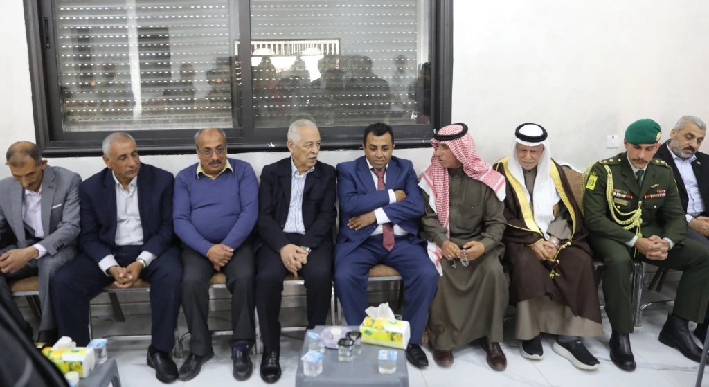 *مندوبا عن الملك وولي العهد...العيسوي يعزي عشيرتي الحديد* والشرعة