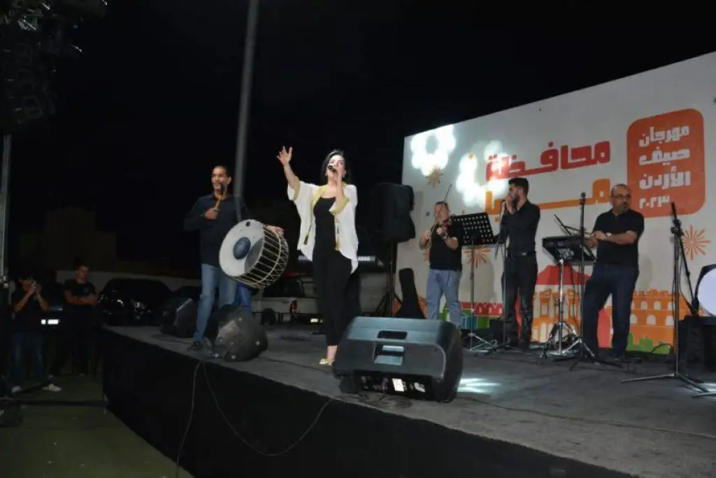 بإطلالة لامعة... الفنانة الأردنية  نانسي بيترو تشعل صيف الأردن في مادبا (صور)
