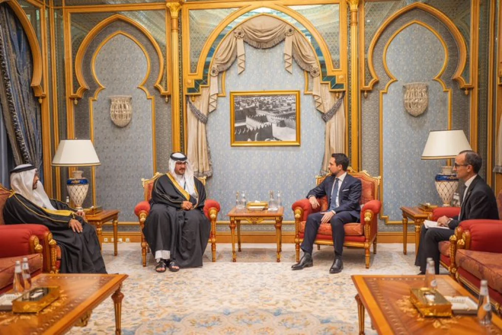شاهد بالفيديو .... ولي العهد يلتقي رئيس الوفد البحريني المشارك بمؤتمر مبادرة مستقبل الاستثمار في الرياض