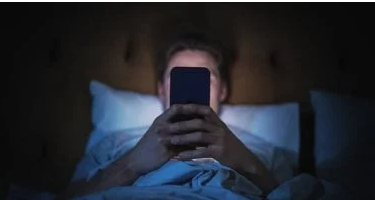 68% من الأمريكيين يستخدمون الهاتف في الحمام و40% أثناء مواعيد غرامية