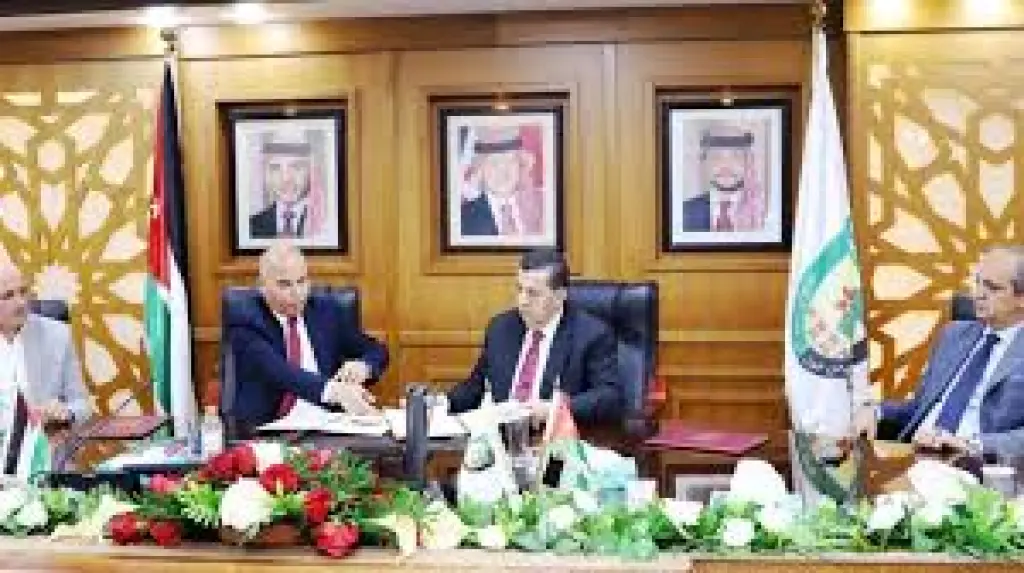 مذكرتا تفاهم بين بلدية السلط وجامعة البلقاء التطبيقية