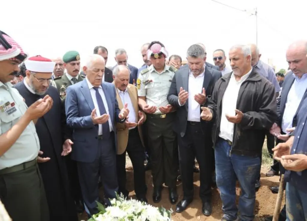 مندوبا عن الملك وولي العهد .. العيسوي يشارك بتشييع جثمان الساكت