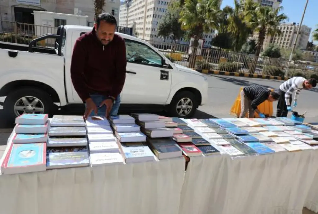 المكتبة الوطنية توزّع كتباً مجانية على المارة احتفاءً بيوم الكتاب