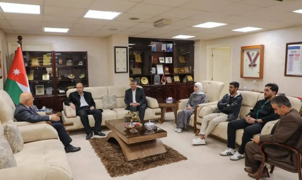رئيس الجامعة الهاشمية يلتقي الطلبة الفائزين بجائزة وليّ العهد ويشيد بجهودهم وإنجازاتهم