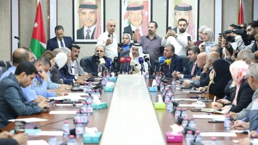 "النقل النيابية" تبحث تحديات رخص الفئة السادسة وتدريب السواقة