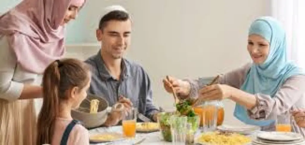 آداب الطعام وأبرز القواعد التي عليكم معرفتها