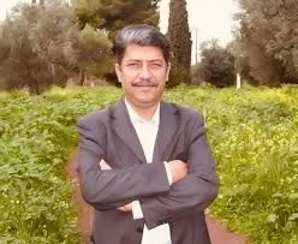 وزير الاتصال الحكومي ينعى الصحفي محمود حسين العمري
