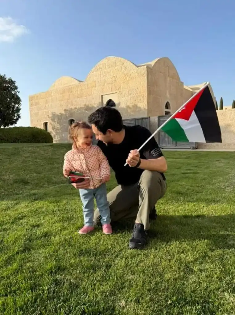 ولي العهد يحتفل بيوم العلم بصورة تجمعه بالأميرة إيمان