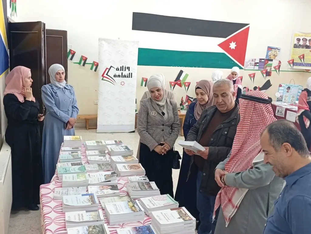 ثقافة البلقاء تنظم معرضًا لإصدارات وزارة الثقافة في مدرسة باب عمّان الثانوية المختلطة