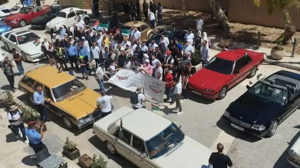 مسيرة للسيارات الكلاسيكية في مادبا احتفالا بالأعياد الوطنية