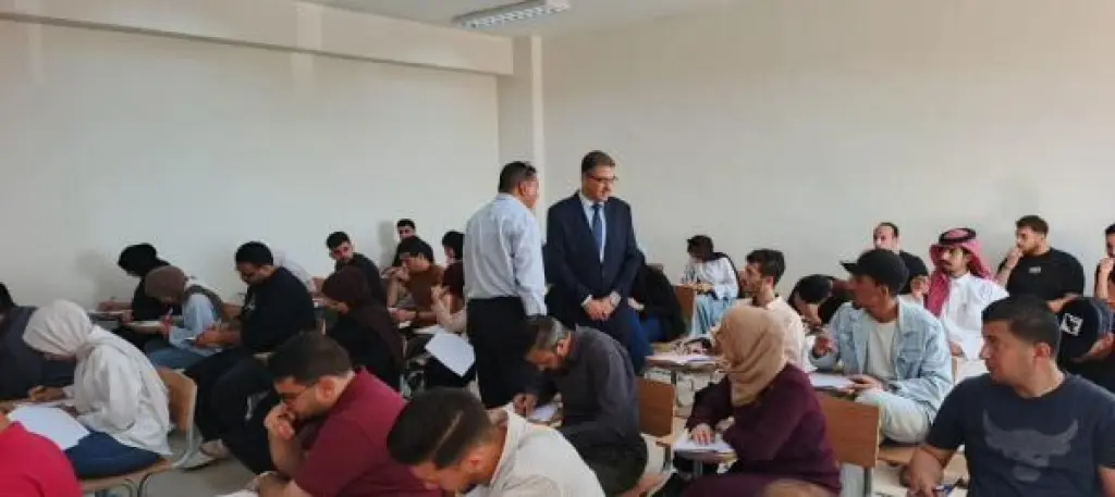 الهناندة يتابع ميدانياً سير الامتحانات النهائية في جامعة عجلون الوطنية