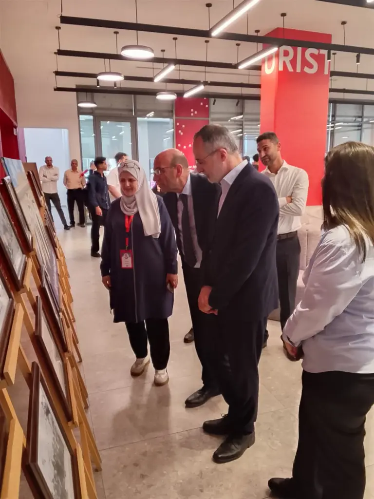 المكتبة الوطنية تقيم معرض صور وثائقي بمناسبة عيد الاستقلال في جامعة الحسين التقنية