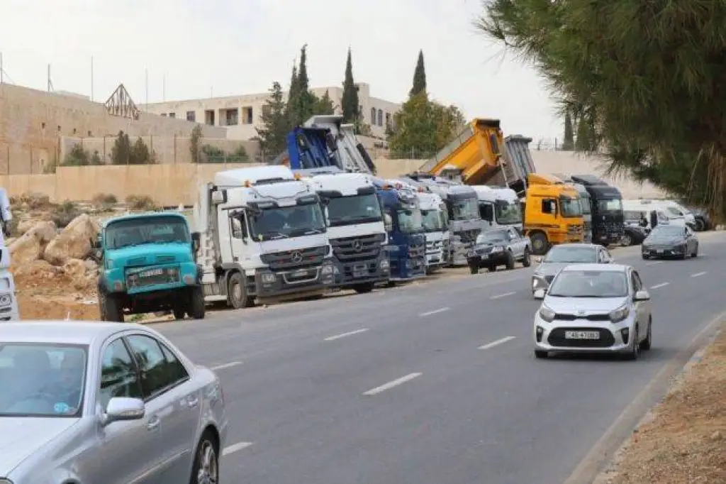 القلعة نيوز ترصد اعتصام أصحاب الشاحنات احتجاجاً على ارتفاع أسعار المحروقات  .. فيديو