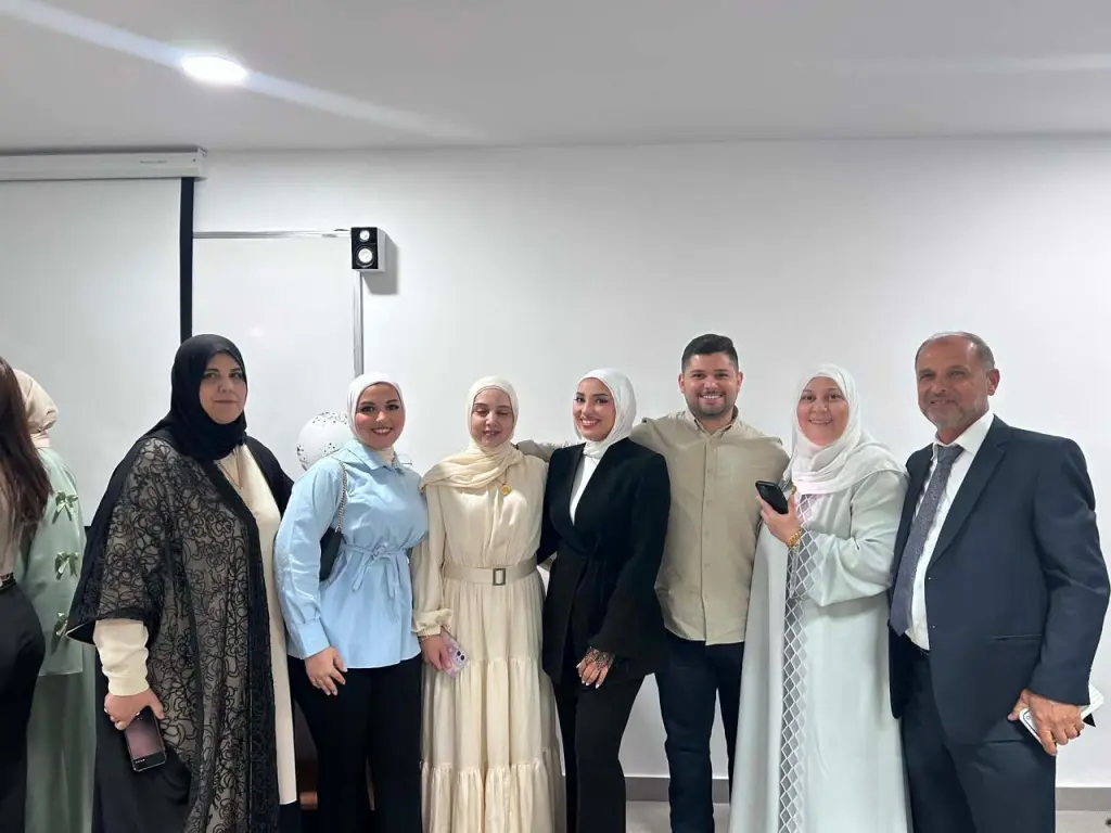 المهندس خالد اسعيد يهنئ ابنته الصيدلانيّة آيه اسعيد بمناسبة مناقشة مشروع التخرج من جامعة البترا.