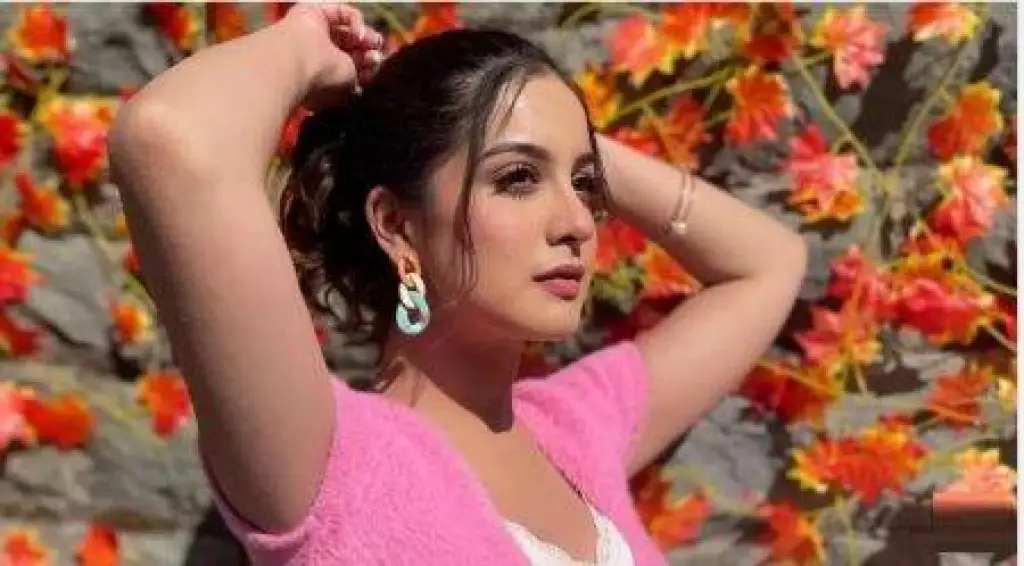 شاهد لحظة حرق جثمان الفنانة شارما بعد انتحارها ورد فعل والدتها