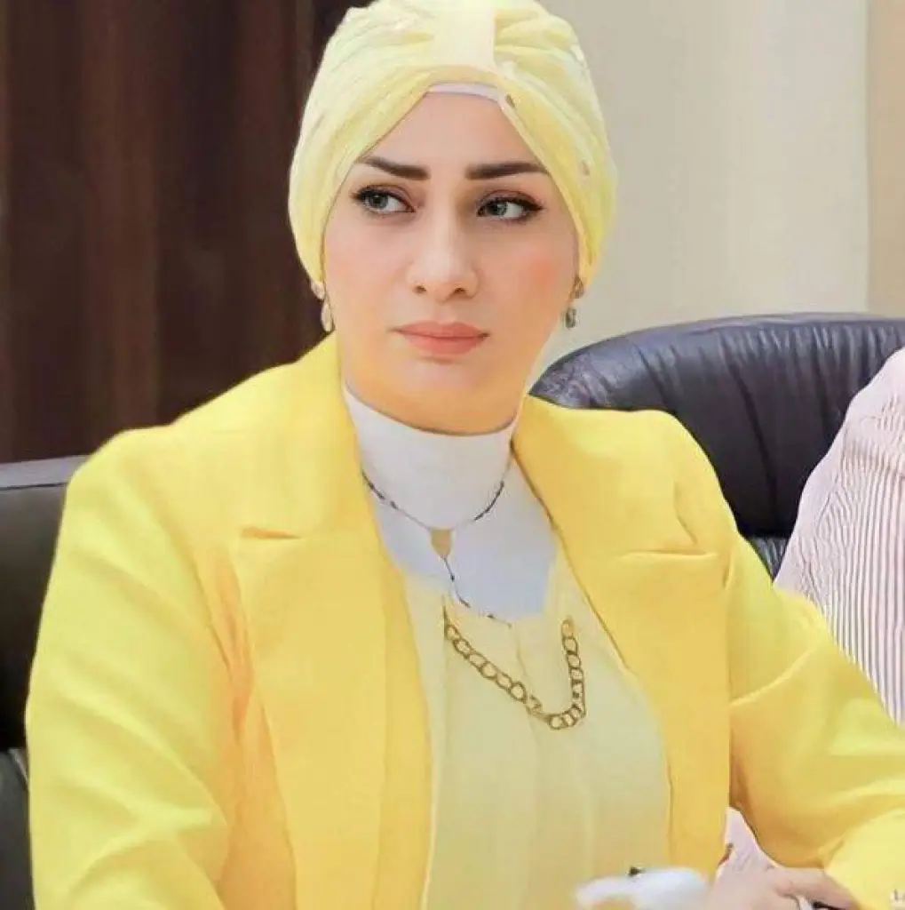 هذي بلادي لا طولا يطاولها ...في ساحة المجد او نجم يدانيها  ومهرة الأحرار لو عطشت...نصب من دمنا ماء ونرويها