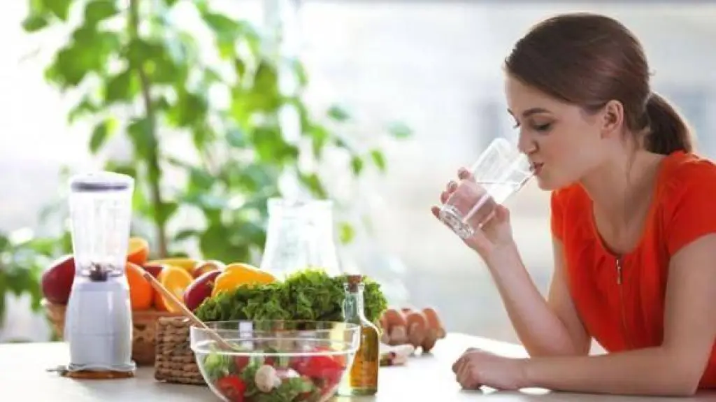 الماء بعد الأكل مباشرة هل هو نافع أم ضار...إليكم الحقيقة!