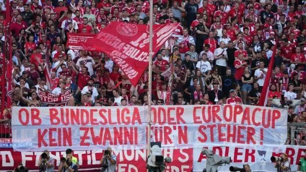 جماهير بايرن ميونخ تحتج على قرارUEFA على خلفية وفاة الملكة إليزابيث