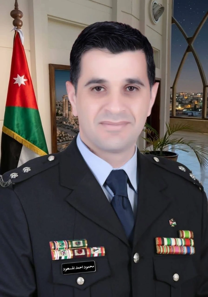 محمد الكعابنه وعائلته يهنئون النسيب محمود المسعود بالترفيع لرتبة ملازم أول في جهاز الأمن العام