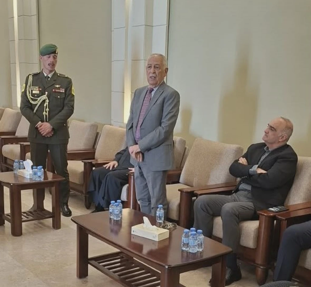 *مندوبا عن الملك وولي العهد... العيسوي يعزي آل أبو شرخ وعشيرة الصمادي*