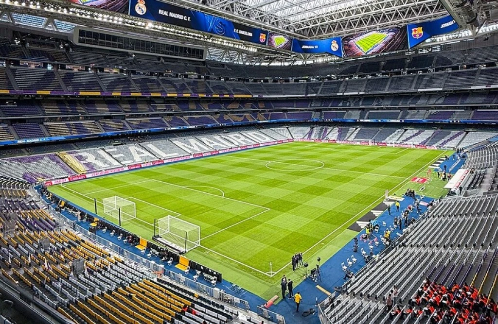 ريال مدريد وبرشلونة وجها لوجه وسط أجواء متوترة.. التشكيلة والقنوات الناقلة