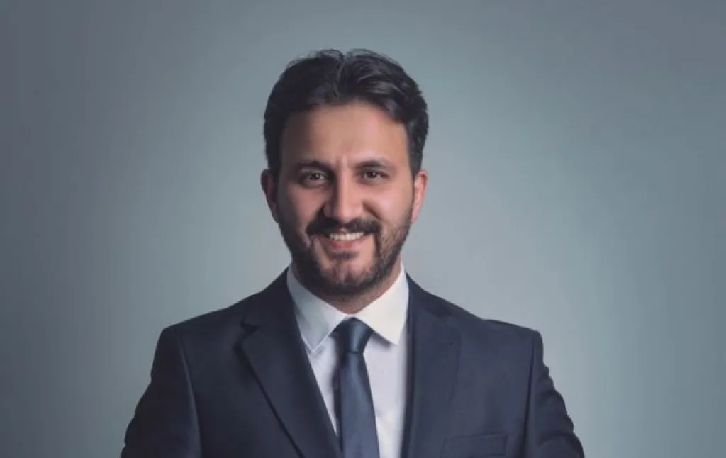 تعرف على رائد الأعمال وخبير تصميم شعار العلامة التجارية راجير سعيد
